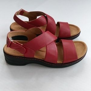 Trotters Nobu Leather Criss Cross Mid Wedge Sandal 8N Red